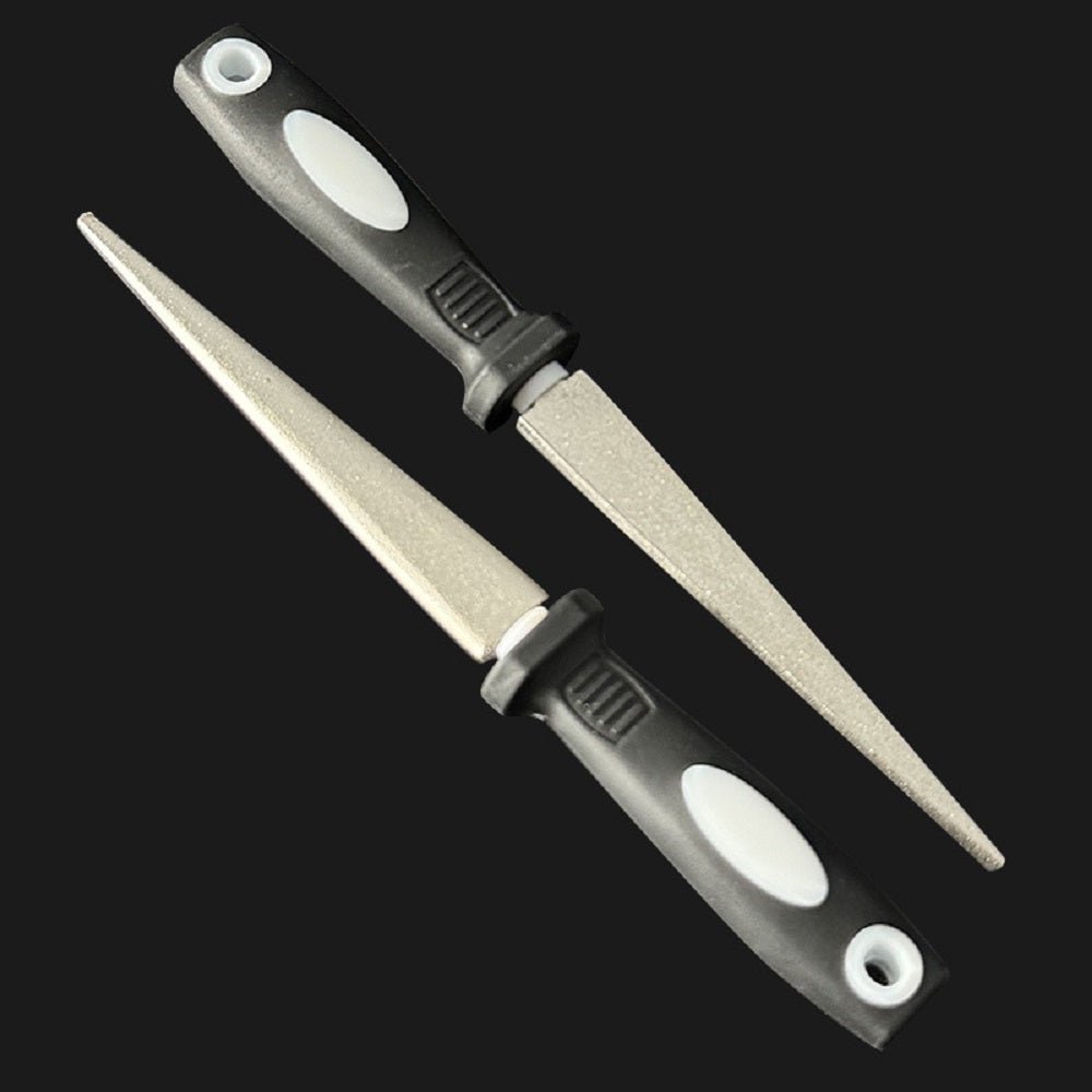 Deux aciers à aiguiser inox double face tige effilée manche noir blanc fond noir