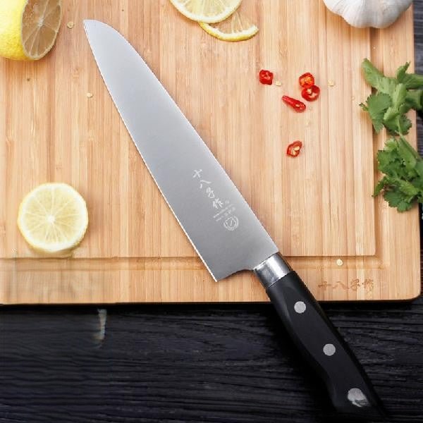 Couteau japonais chef Kyoku lame acier inox manche noir – citron piment et herbes sur planche bambou