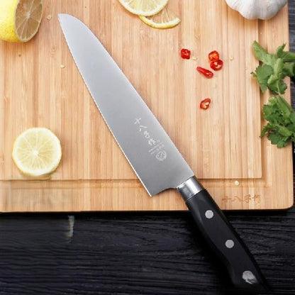 Couteau japonais chef Kyoku lame acier inox manche noir – citron piment et herbes sur planche bambou