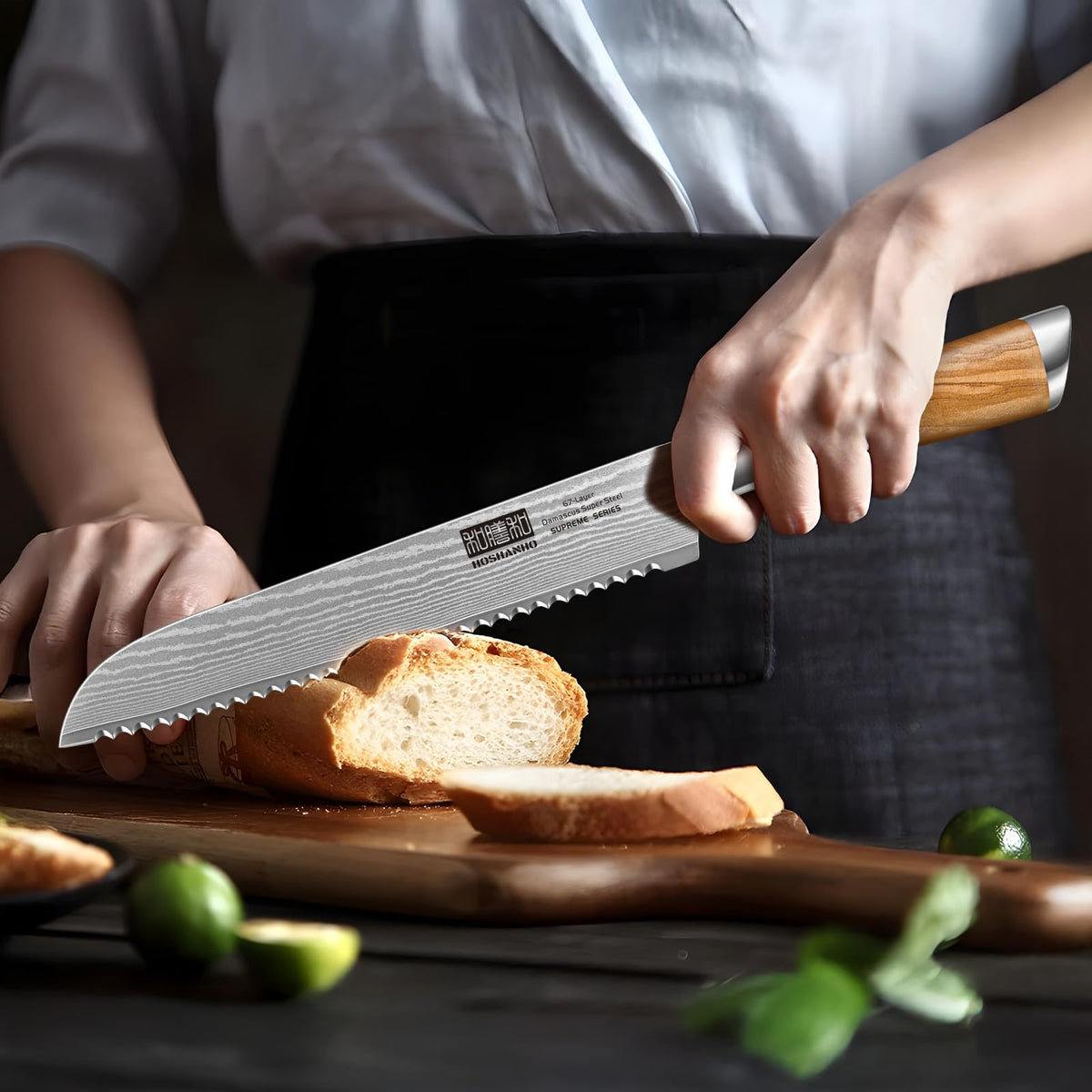 Couteau à pain Hoshanho Supreme Series tranchant une baguette sur planche en bois
