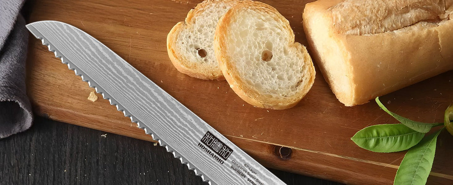 Couteau à pain japonais Hoshanho posé sur planche avec tranches de pain blanc