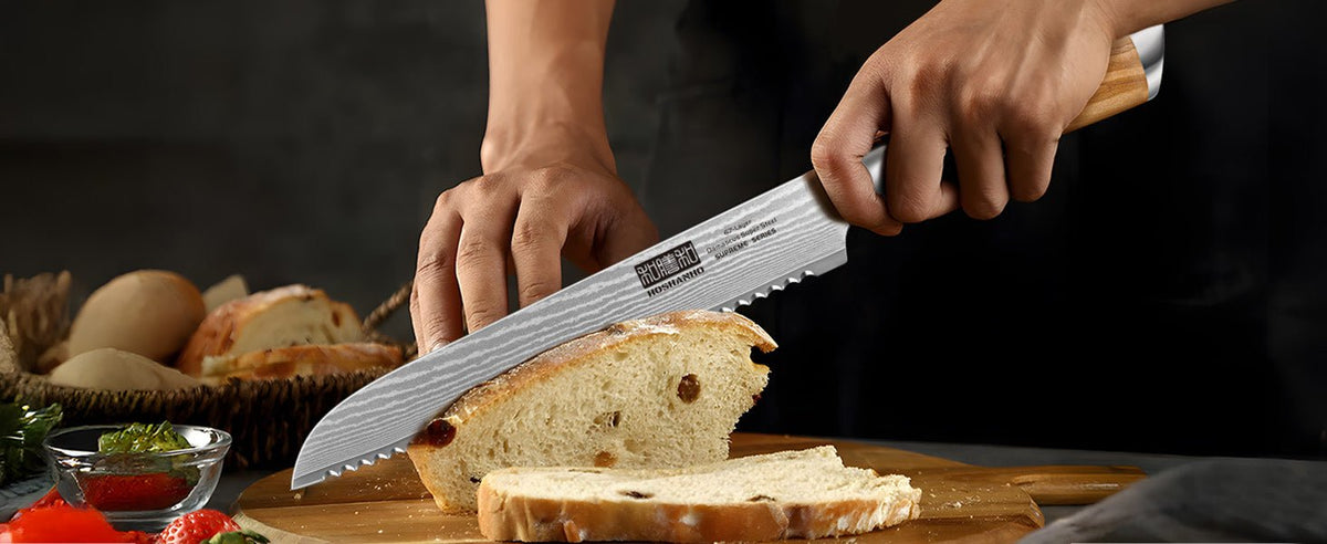 Couteau à pain Hoshanho manche bois d'olivier découpant un pain rustique