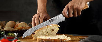 Couteau à pain Hoshanho manche bois d'olivier découpant un pain rustique