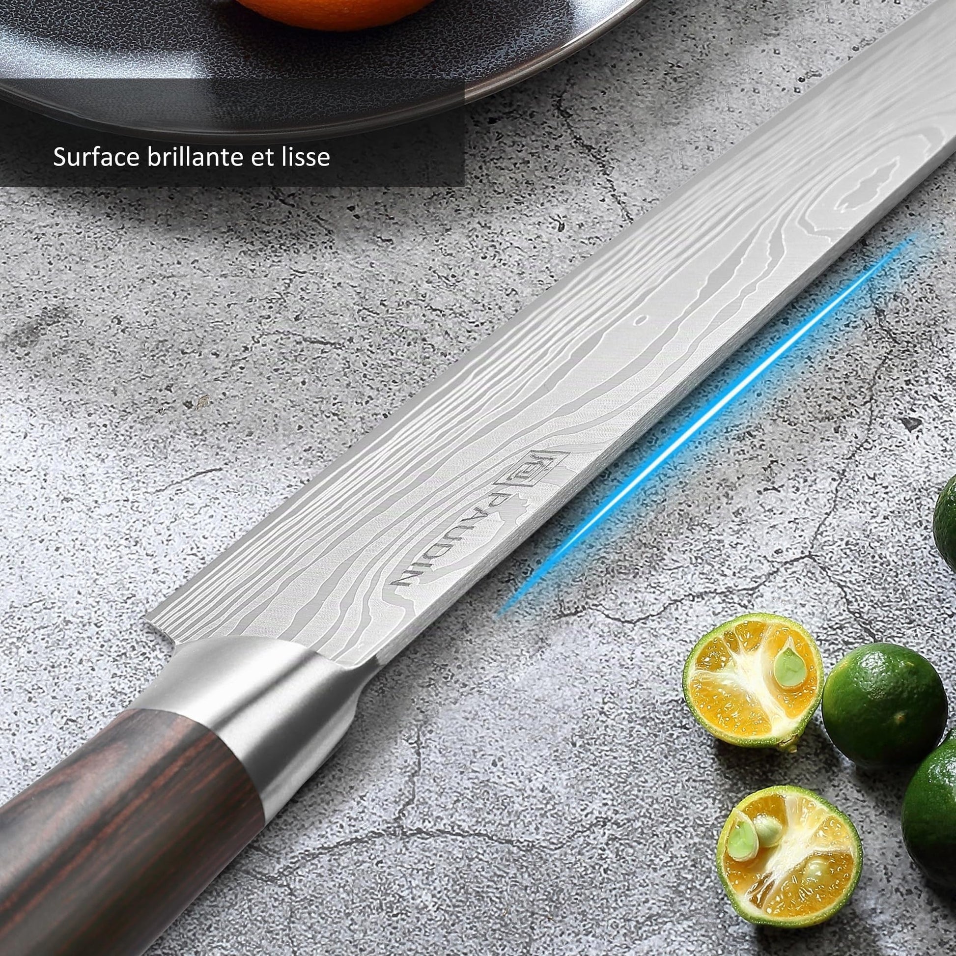 Détail lame Damascus couteau chef Paudin surface brillante et lisse – manche pakkawood et citrons verts