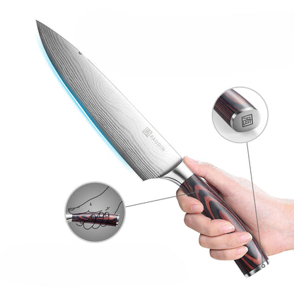 Détail lame Damascus couteau chef Paudin – manche pakkawood ergonomique et logo gravé sur fond blanc