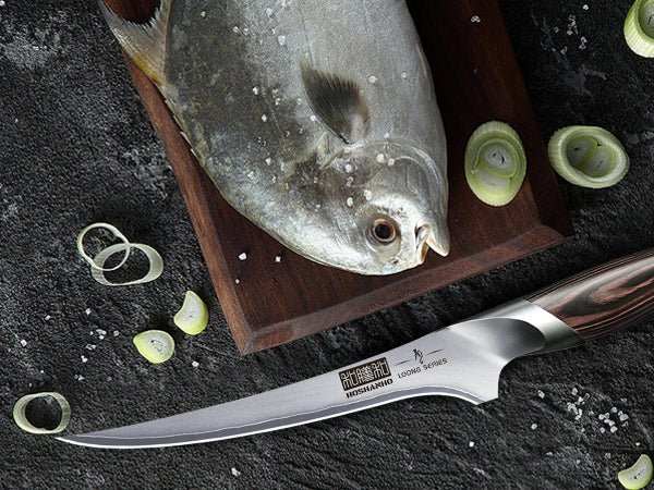 Couteau à filet Hoshanho Loong Series lame flexible inox avec poisson entier sur planche bois sombre