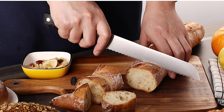 Couteau à pain Keemake avec tranches de pain sur planche en bois