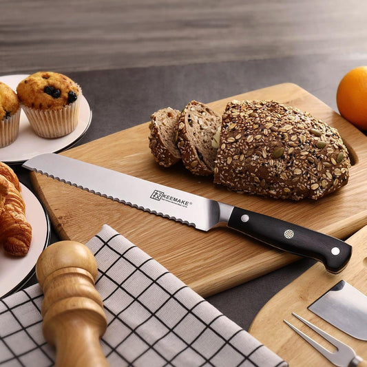 Couteau à pain Keemake lame dentelée tranchant une brioche sur planche en bois