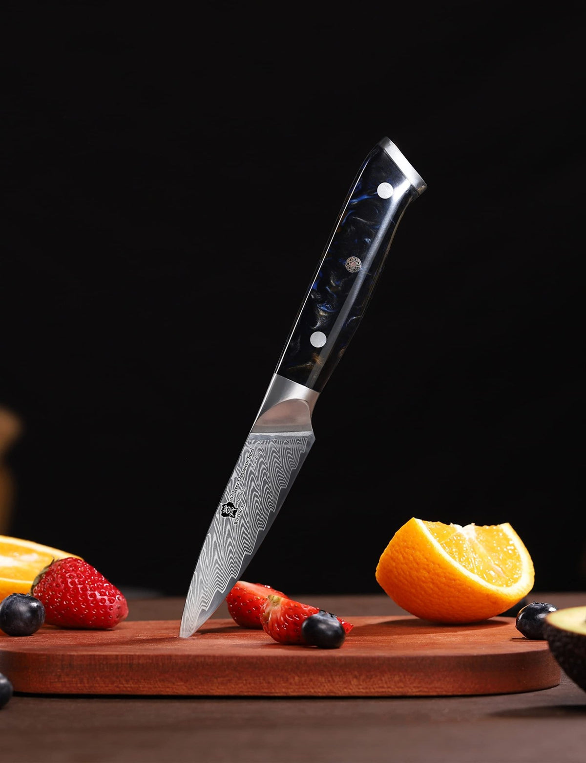 Couteau utilitaire Wildmok Damascus manche résine noire – vue de profil fond sombre