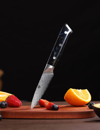 Couteau utilitaire Wildmok Damascus manche résine noire – vue de profil fond sombre