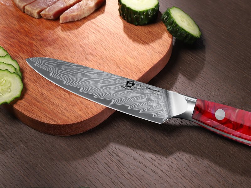 Détail lame Damascus couteau utilitaire Wildmok – motif vague acier inox 67 couches manche résine rouge