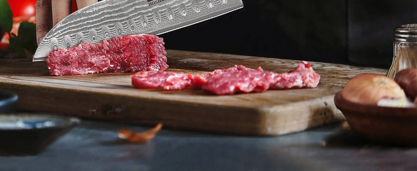 Couteau santoku Hoshanho en train de trancher des aliments