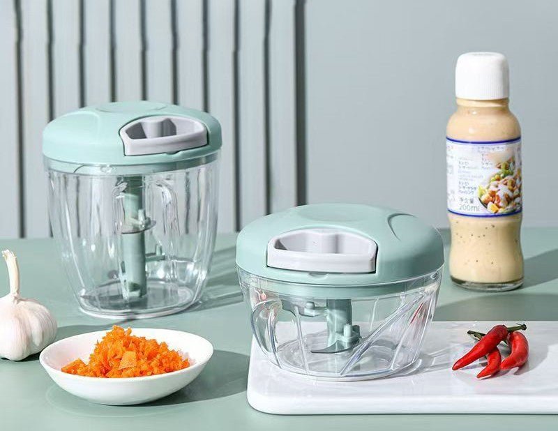 Hachoir à main avec aliments