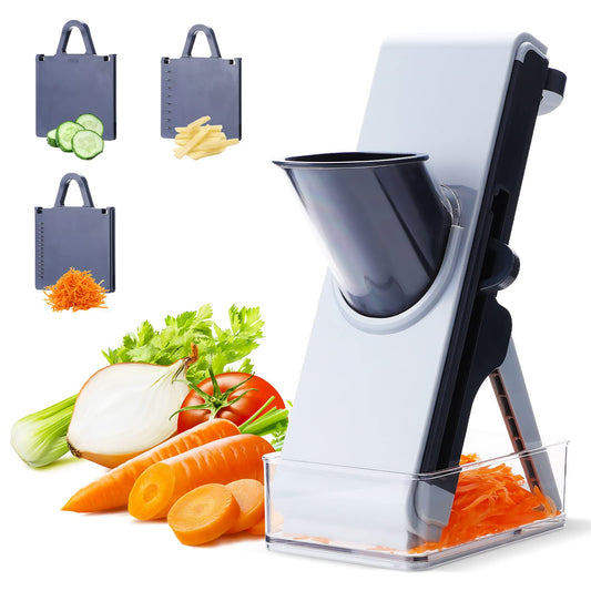 Couple utilisant mandoline cuisine multifonction grise – julienne carottes concombre oignon sur plateau – récipient intégré