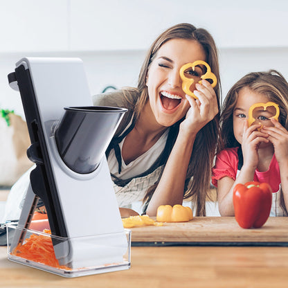 Mère et enfant souriants avec mandoline cuisine multifonction blanche – râpé carottes poivrons jaunes et rouges