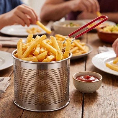 Panier friteuse inox ultra-pratique avec frites et ketchup sur table bois – repas en famille