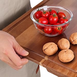 Planche à découper bois acacia rainure jus poignée avec tomate