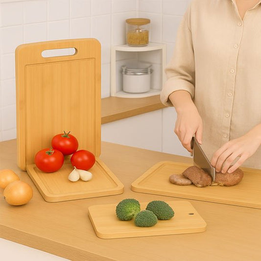 Planche à découper bois avec personne coupant légumes