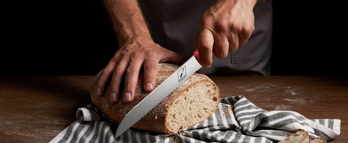 Set Imarku 14 pièces – couteau à pain, santoku, ciseaux et couteau de chef en action