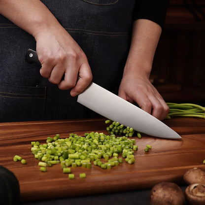Couteau de chef Keemake en acier inoxydable coupant des légumes verts sur planche en bois