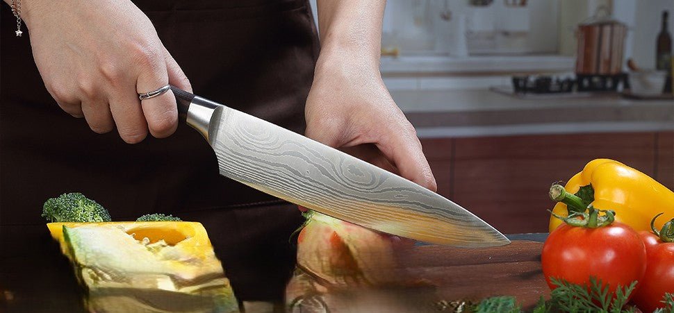 Couteau chef Paudin lame Damascus tranchant courge sur planche bois avec légumes colorés