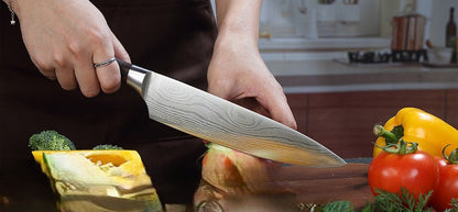 Couteau chef Paudin lame Damascus tranchant courge sur planche bois avec légumes colorés