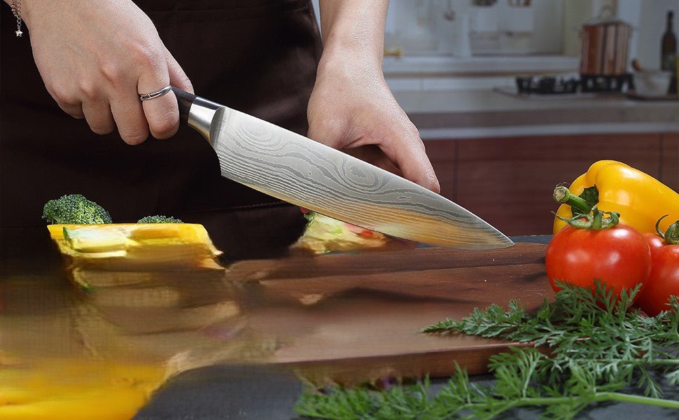 Couteau chef Paudin lame Damascus découpe courge jaune sur planche bois – précision professionnelle