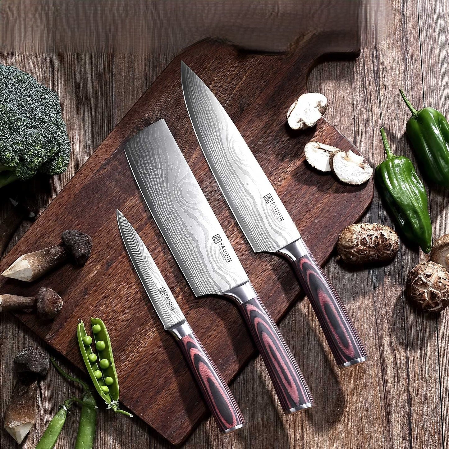 Set 3 couteaux Paudin lame Damascus manche pakkawood rouge – chef, santoku, utilitaire sur planche bois