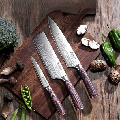 Set 3 couteaux Paudin lame Damascus manche pakkawood rouge – chef, santoku, utilitaire sur planche bois