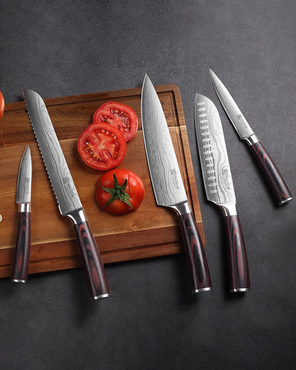 Set 5 couteaux Paudin lame Damascus manche pakkawood rouge sur planche bois avec tomates