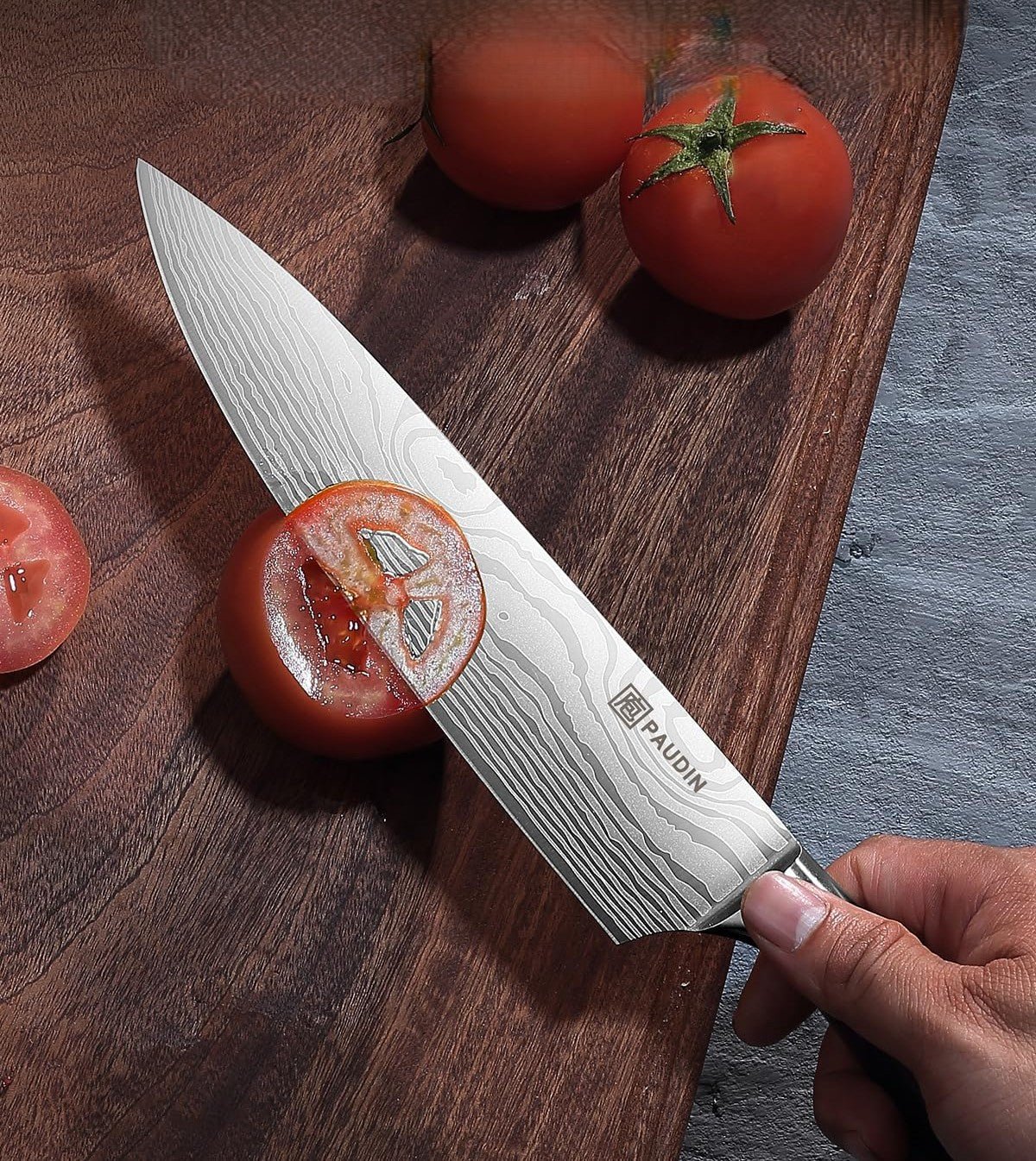 Couteau chef Paudin lame Damascus tranchant une tomate sur planche bois – précision et netteté